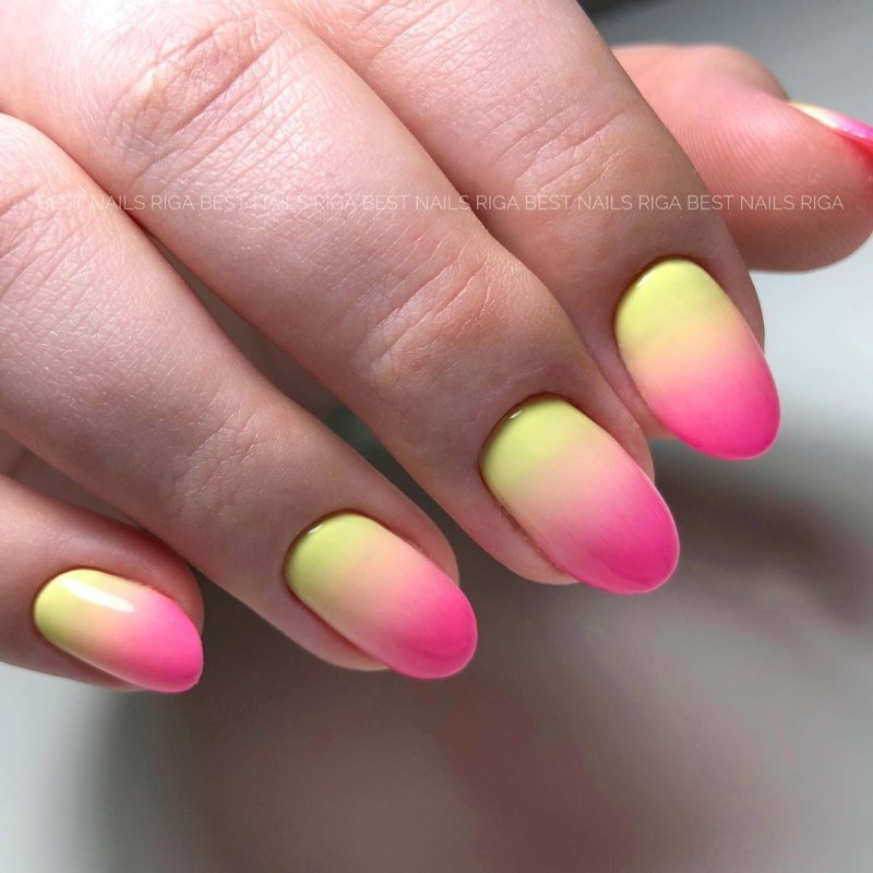 Маникюр синий с розовым