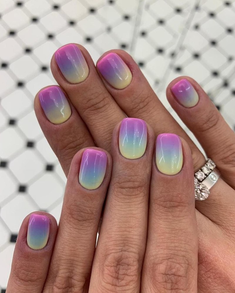 Маникюр градиентный малиновый