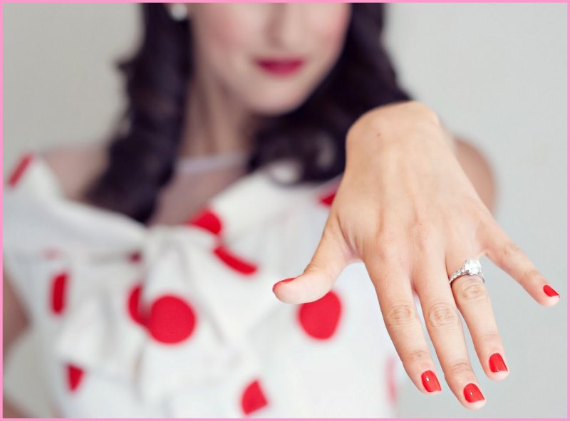 Девушка ногти ресницы