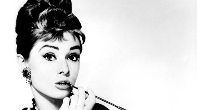 Девушка с маникюром