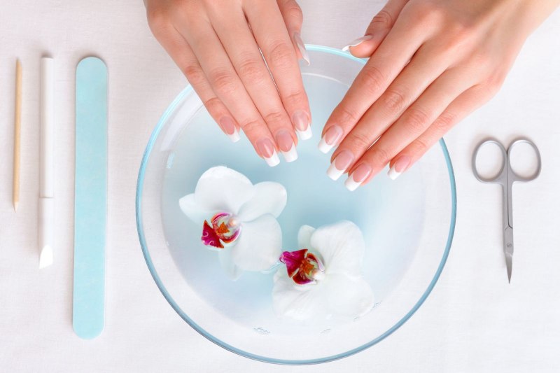 Девушка с разноцветными ногтями