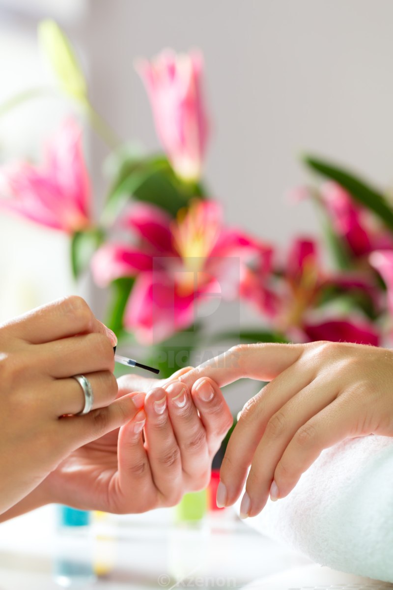 Бухгалтерша с красными ногтями