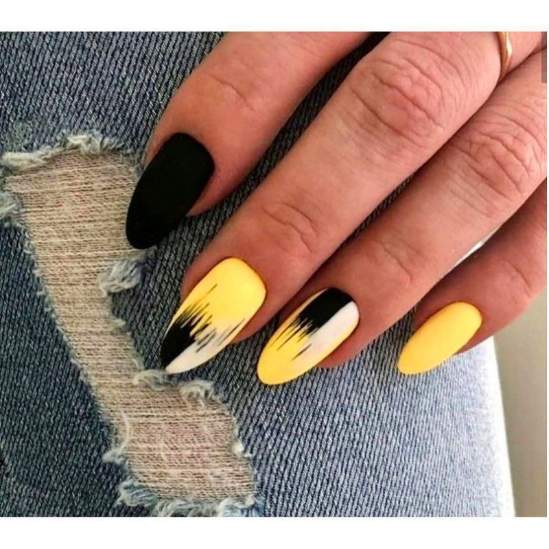 Нюдовый маникюр с мазками