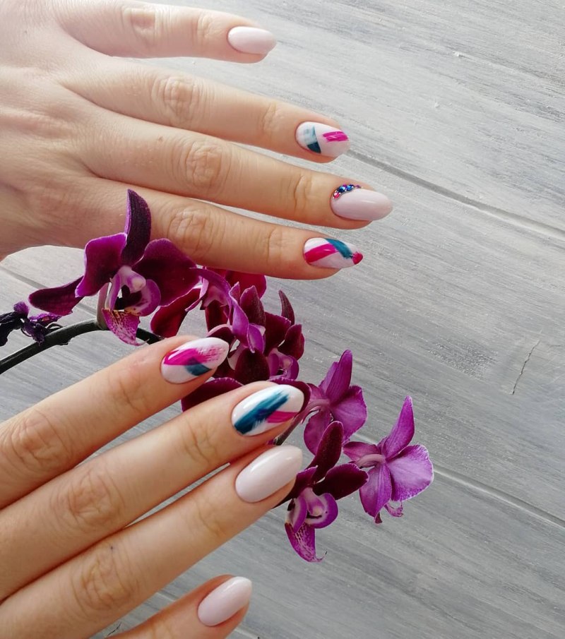 Маникюр яркие мазки