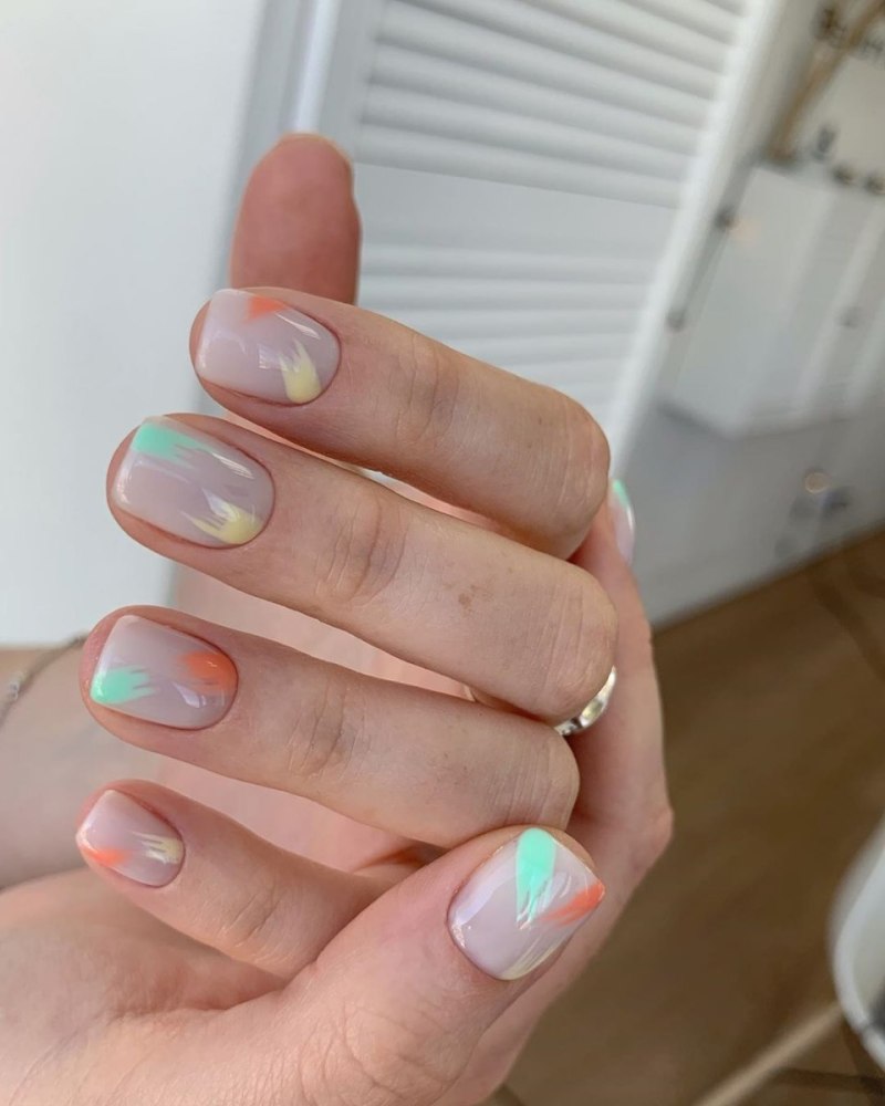 Маникюр на средние ногти овальной формы