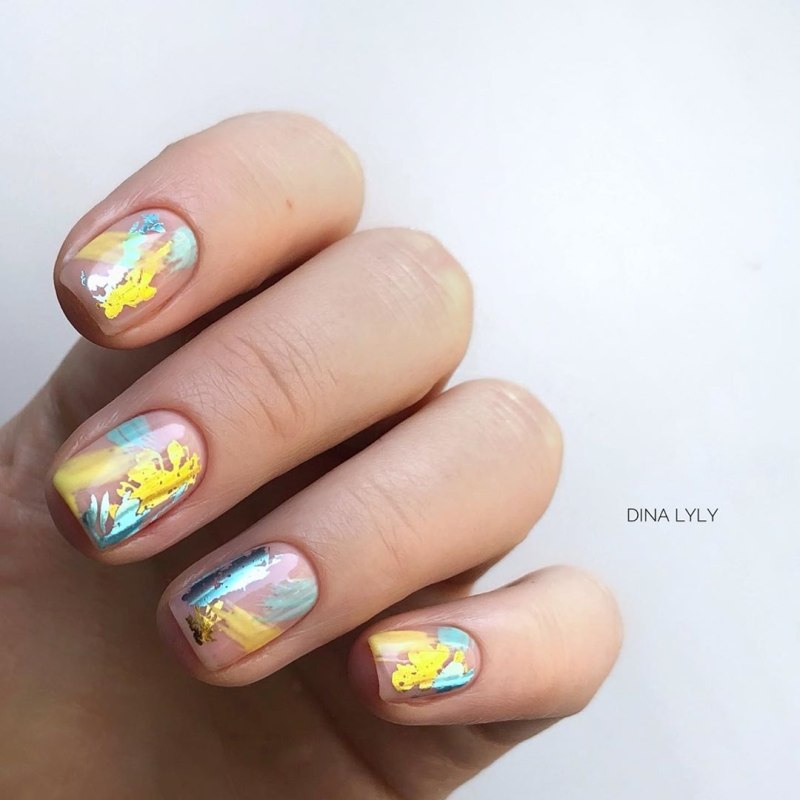 Летний маникюр прозрачный