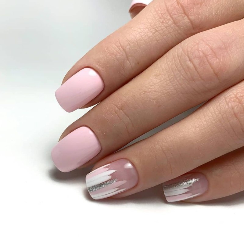 Розовый маникюр с мазками