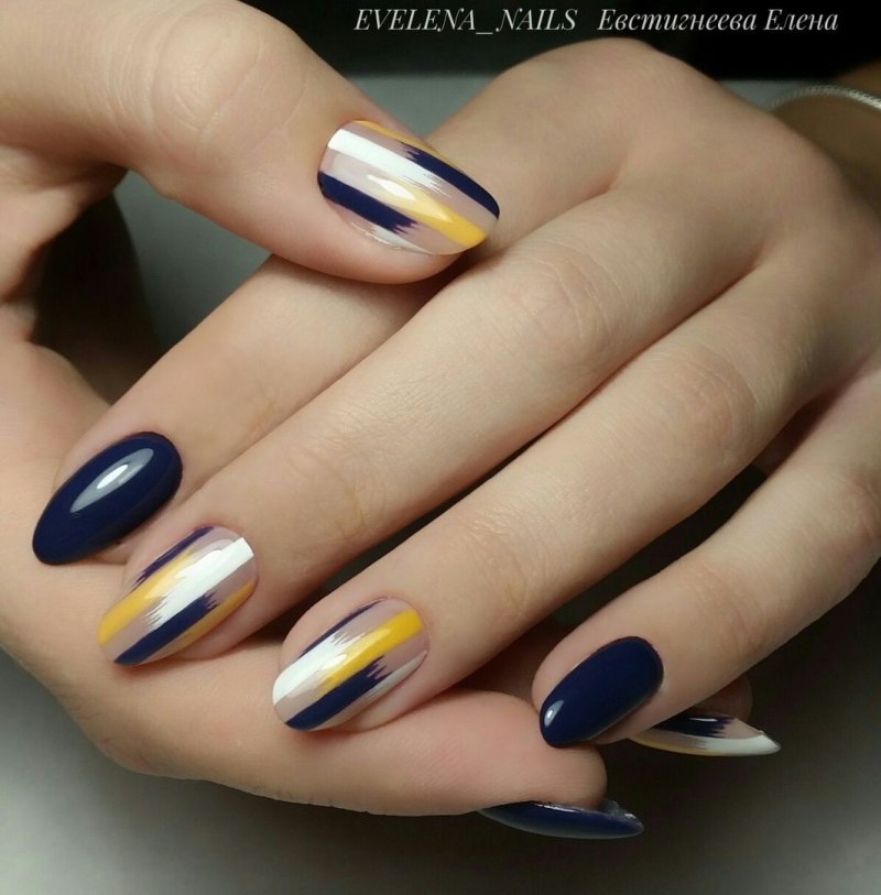 Яркие полоски на ногтях