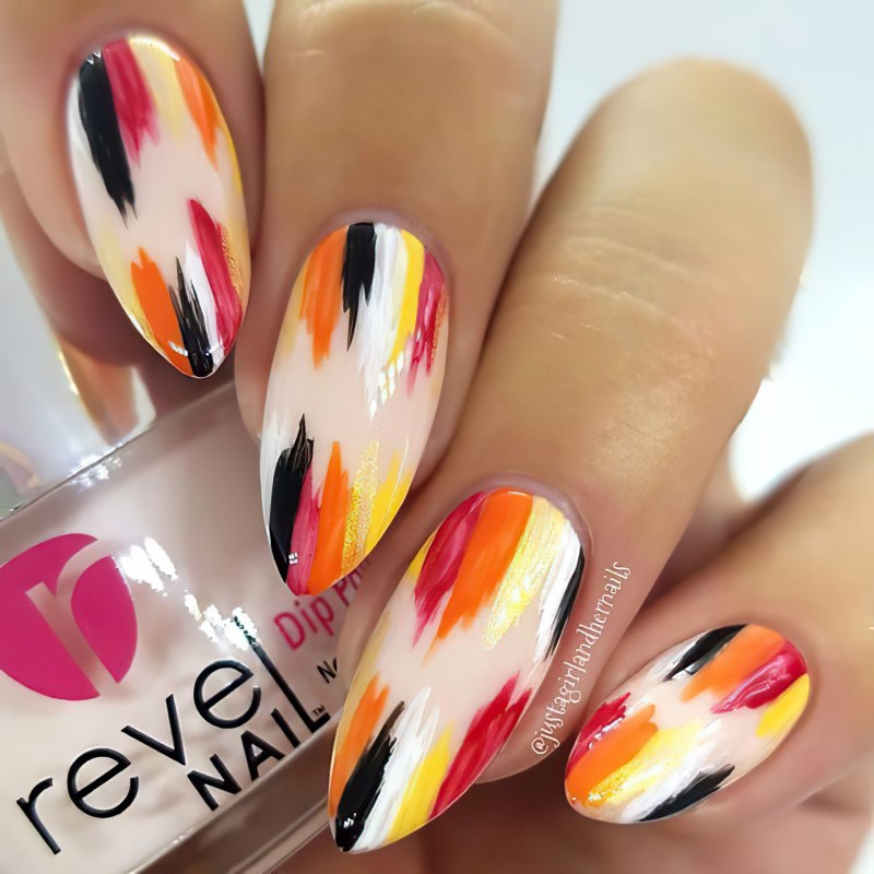 Маникюр нюд с цветными мазками