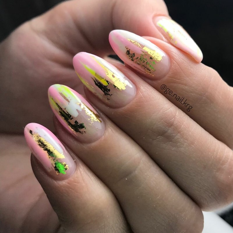 Маникюр с мазками кисти