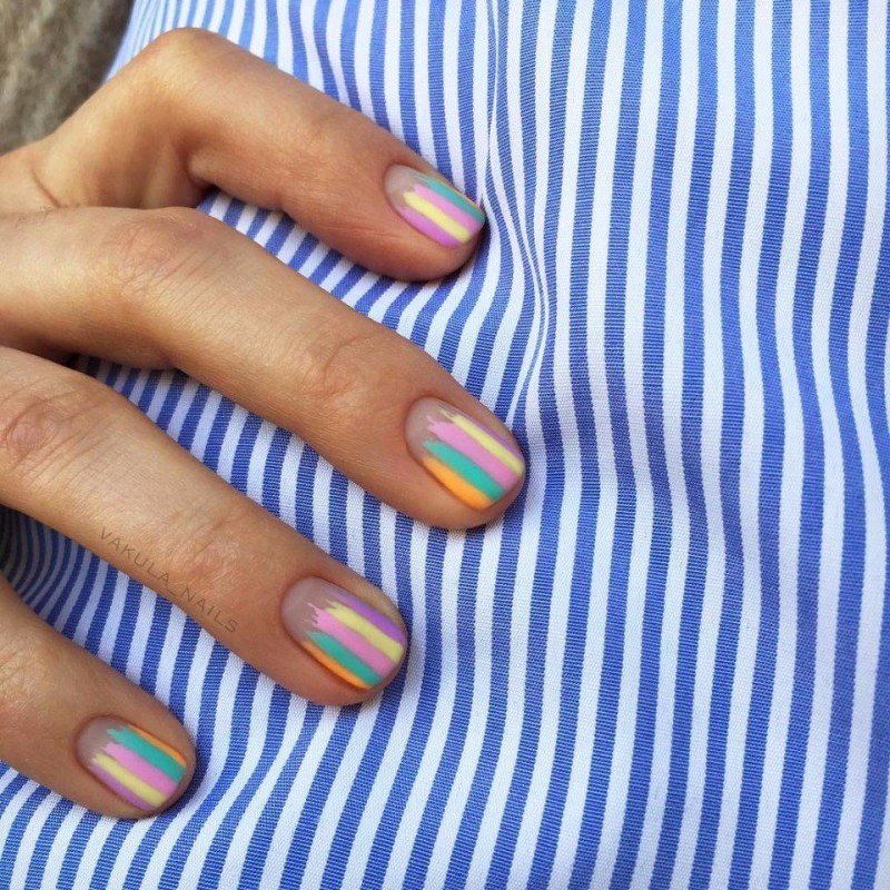 Маникюр с разноцветными мазками