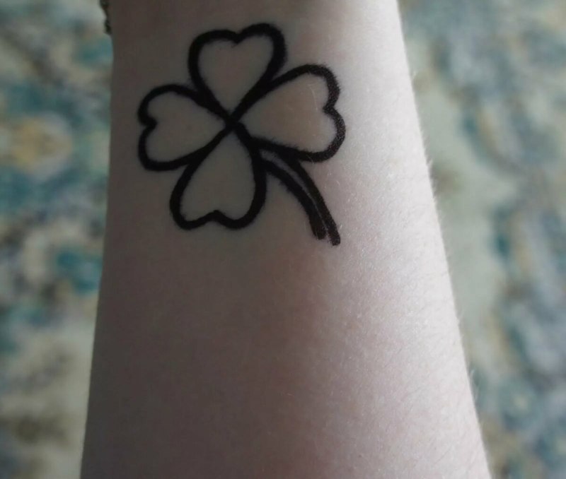 Тату на руке ручкой легкие