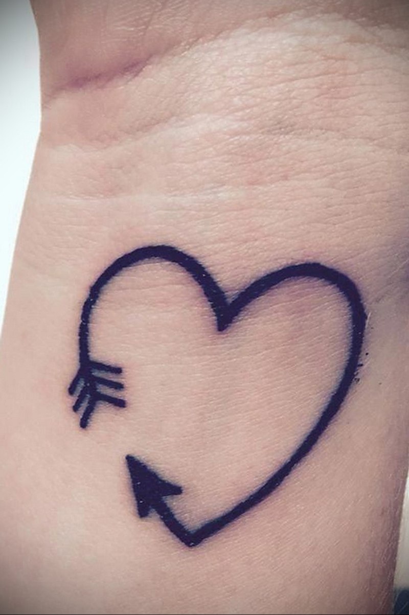 Тату сердце со стрелой