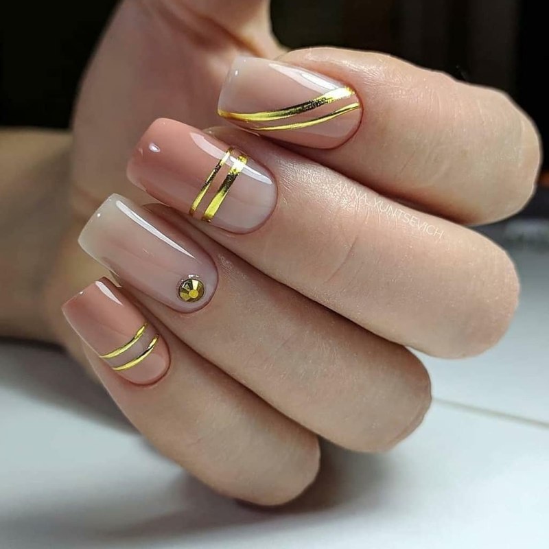 Маникюр с золотыми полосками