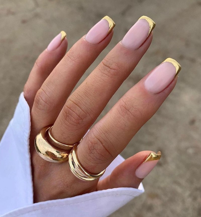 Маникюр с золотыми полосками