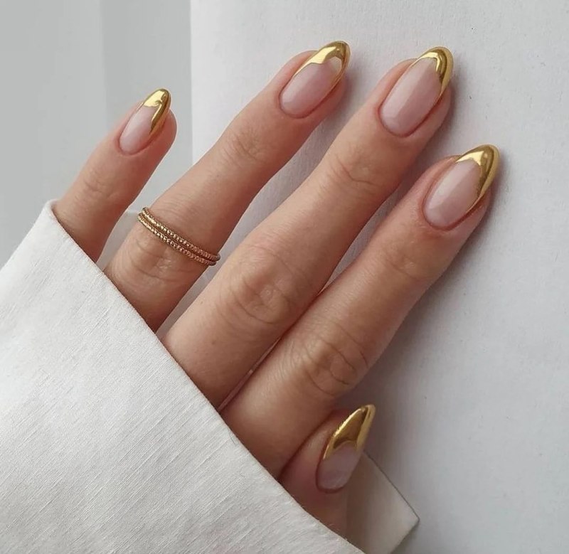 Маникюр френч с золотом