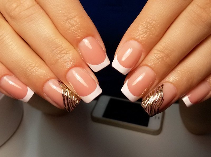 Французский маникюр с золотой полоской