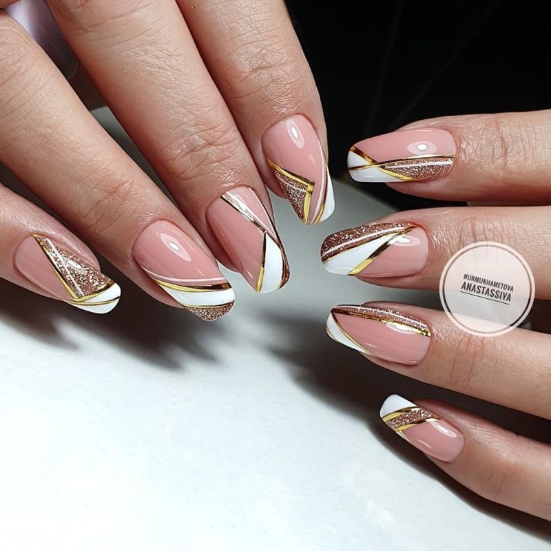 Маникюр френч с золотистыми полосками