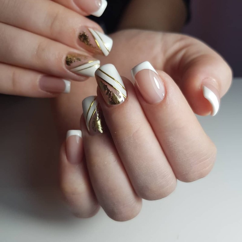 Классический французский маникюр