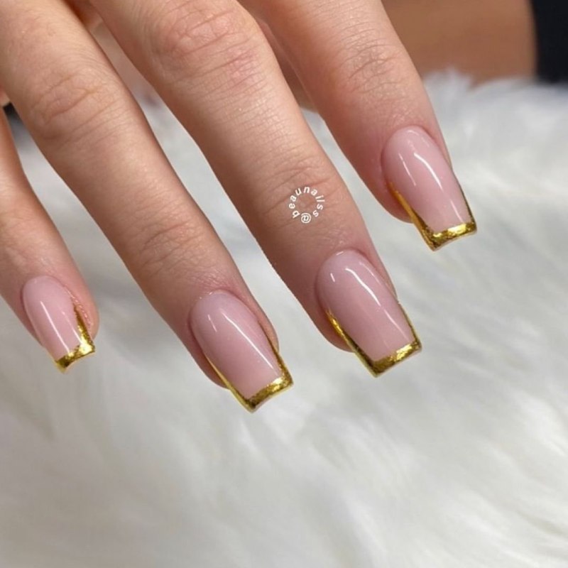 Ногти белые с золотом