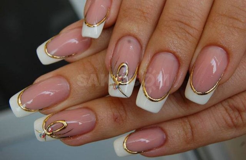 Белый френч с золотыми полосками