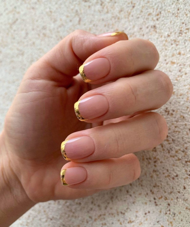 Маникюр розовый с золотыми полосками