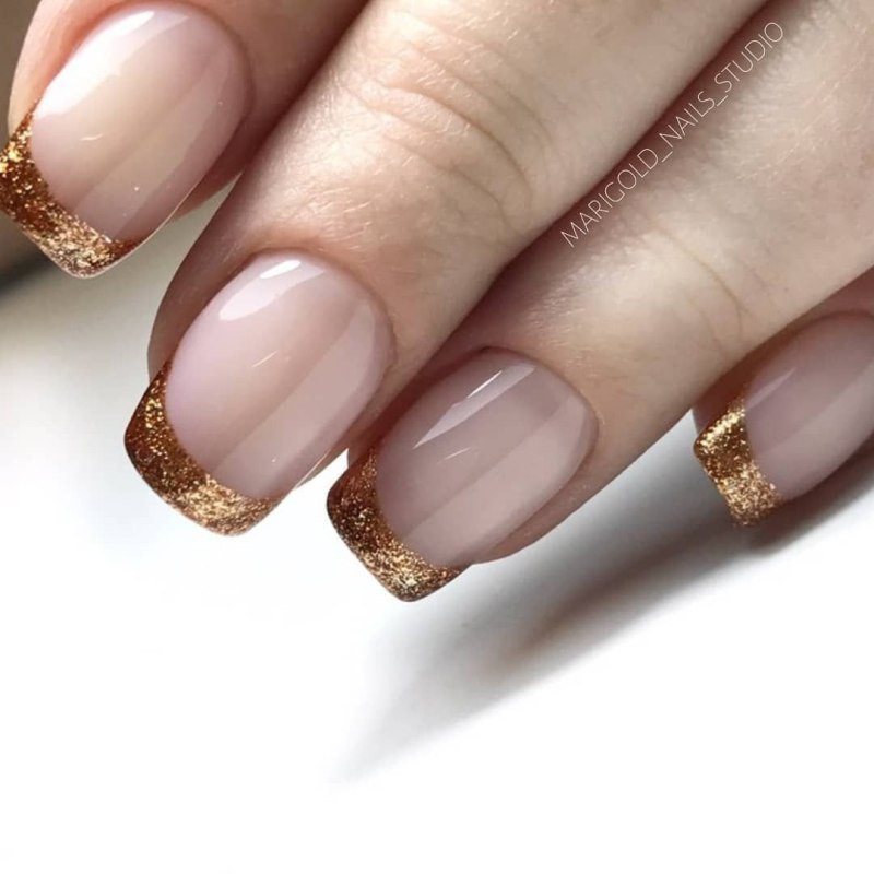 Нюдовый маникюр с золотой фольгой