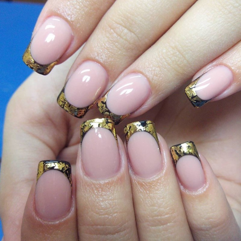 Французский маникюр с золотыми кончиками