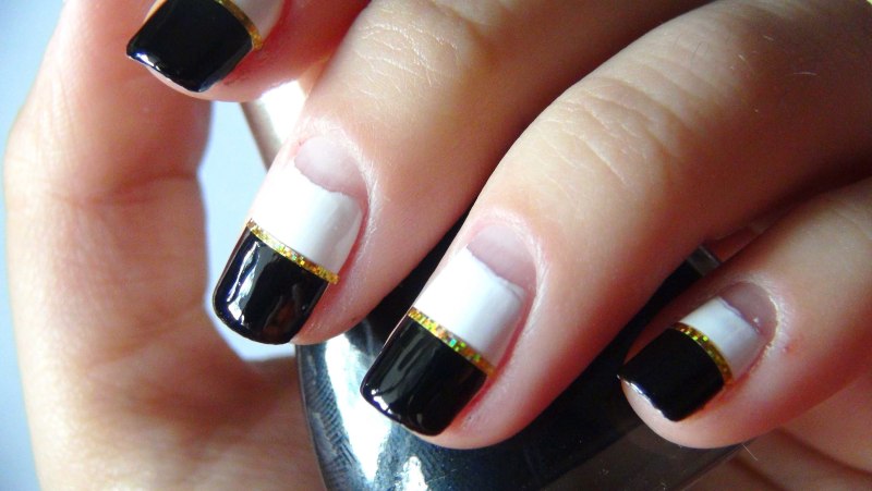 Маникюр с золотистыми полосками