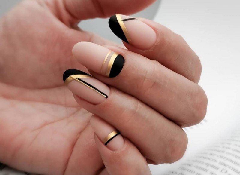 Ногти с золотистой полоской