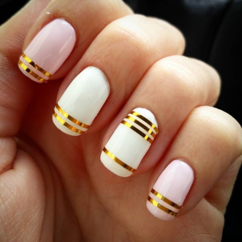 Французский маникюр с золотой полоской