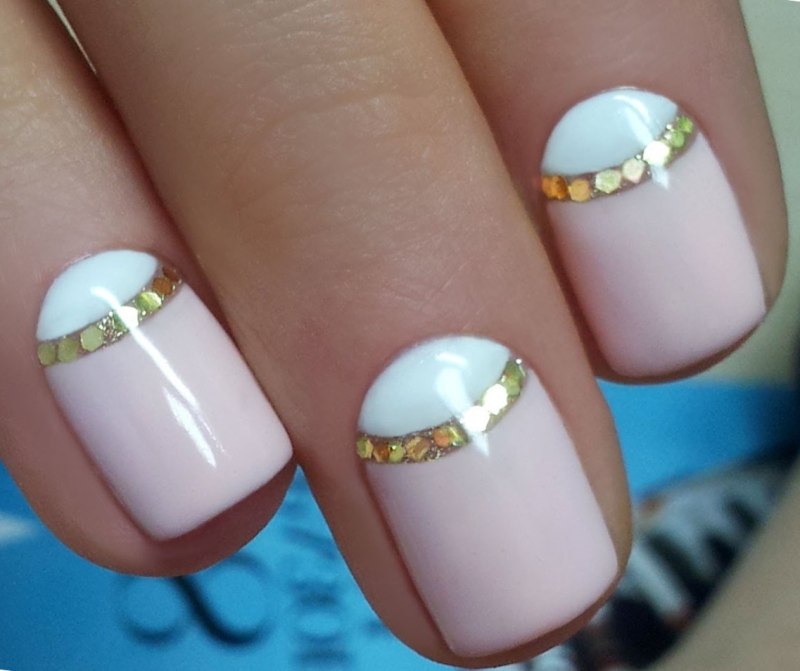 Нежный лунный маникюр на короткие ногти