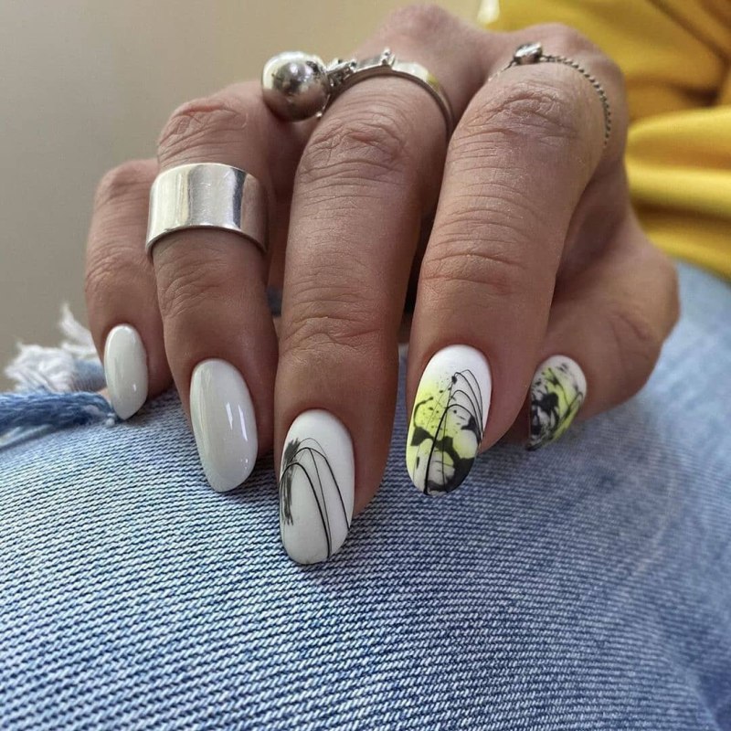 Необычный молочный маникюр