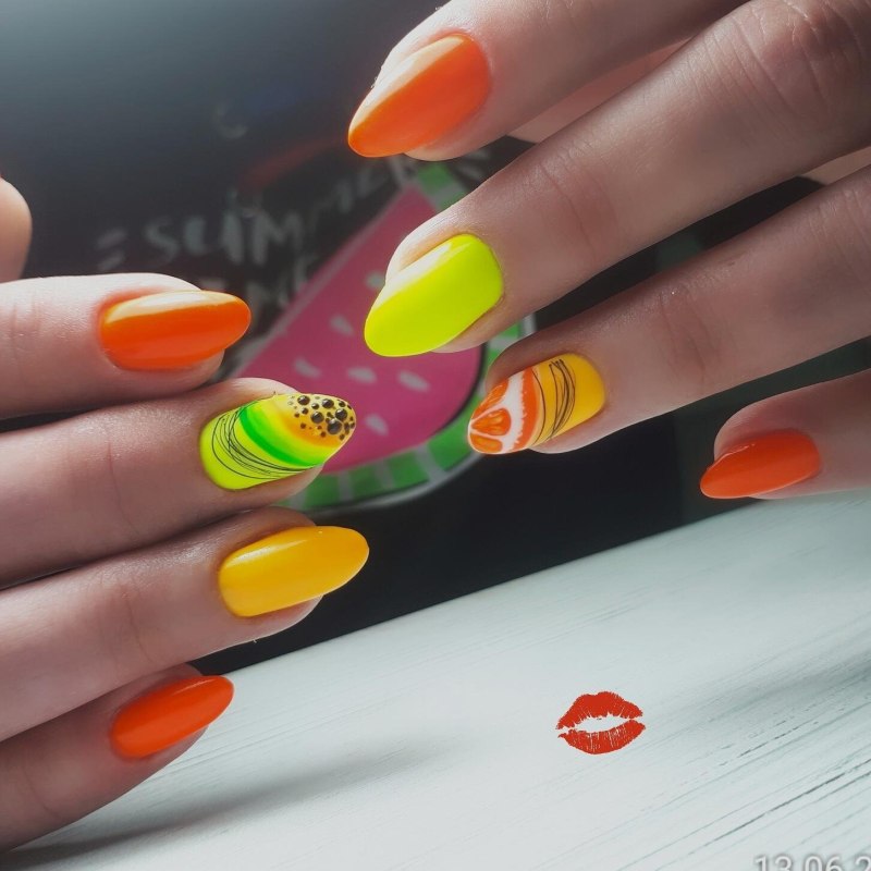 Яркие летние ногти 2022