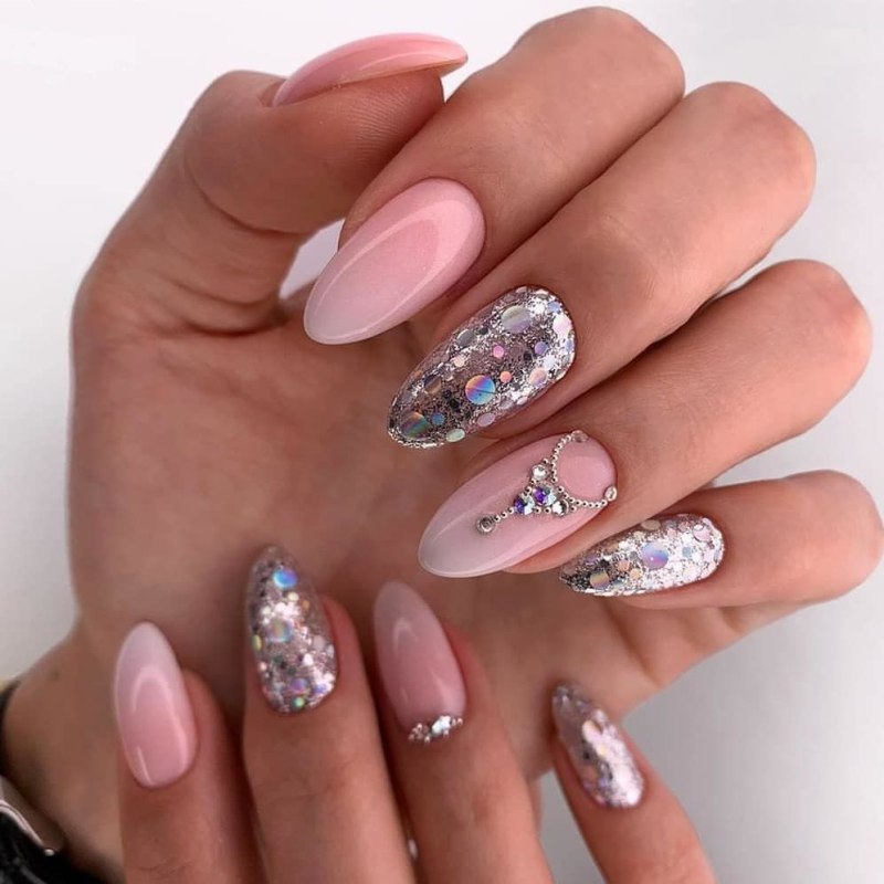 Маникюр на миндальные ногти 2021