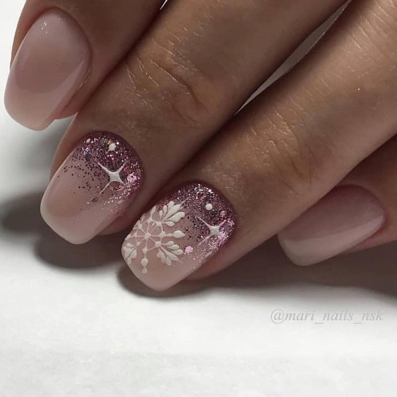 Новогодний маникюр на короткие ногти