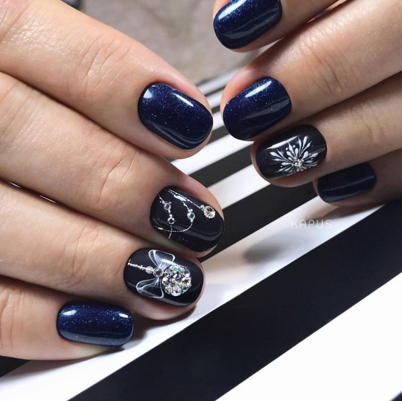 Новогодний маникюр на короткие ногти