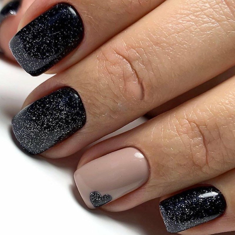 Черные ногти с блестками