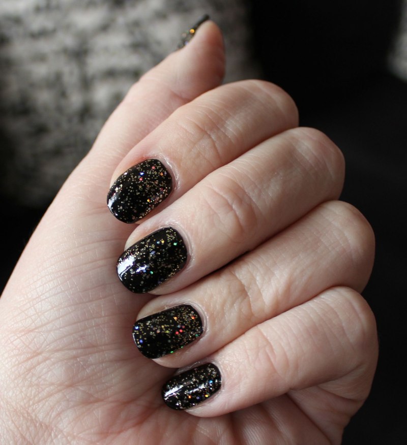 Черные ногти с блестками