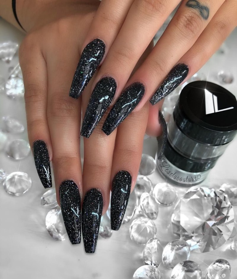 Черные ногти с блестками