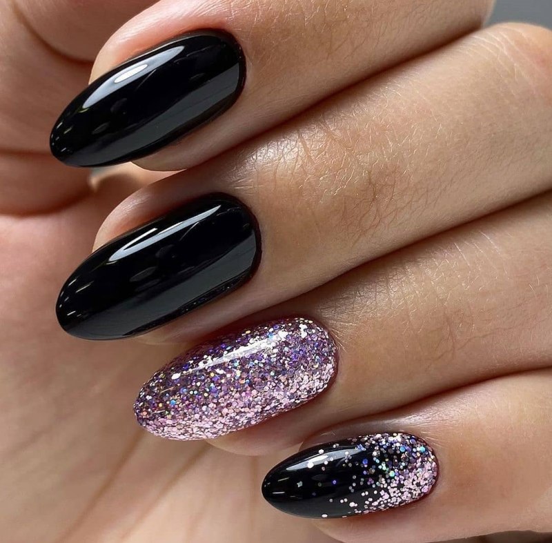 Маникюр черный с блестками