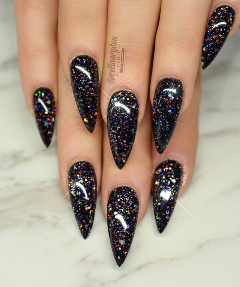 Черные ногти с блестками