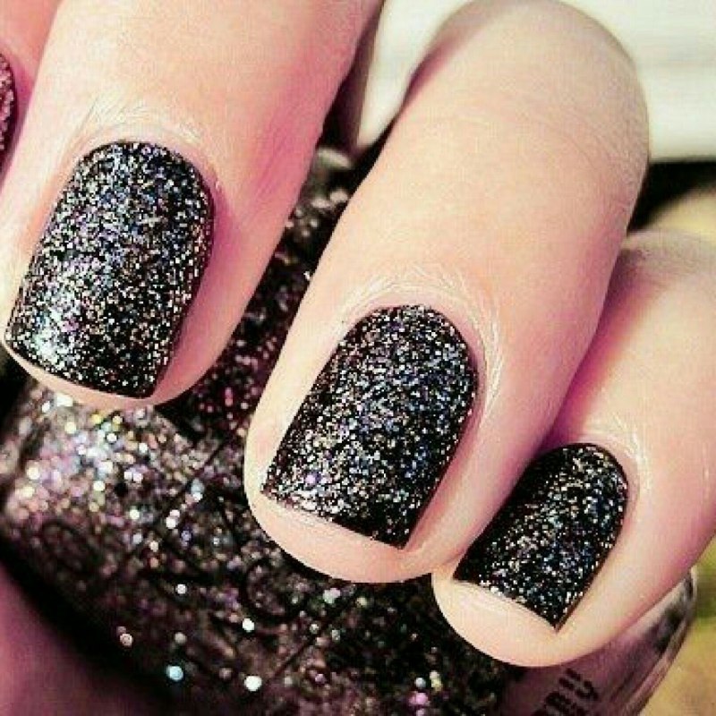 Маникюр черный с блестками