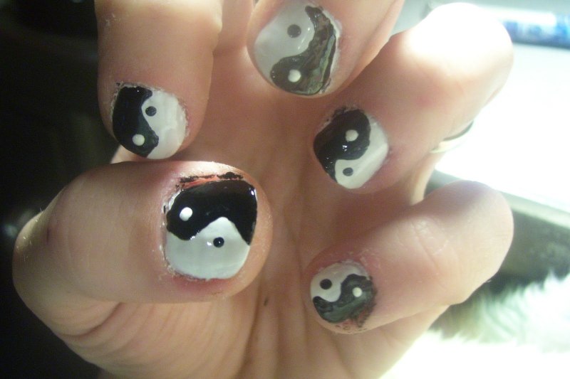 Белый маникюр Инь Янь