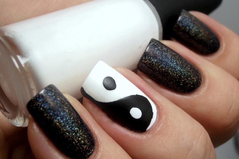 Чёрный маникюр Инь Янь