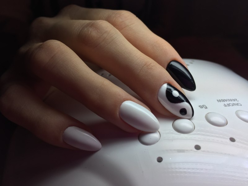 Маникюр 2021 Инь Янь