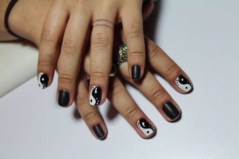 Маникюр Инь Янь