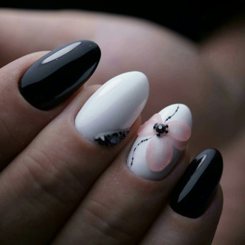 Маникюр с рисунком Инь Янь