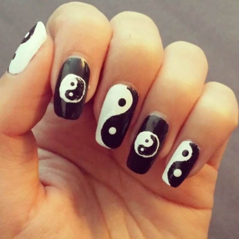 Чёрный маникюр Инь Янь