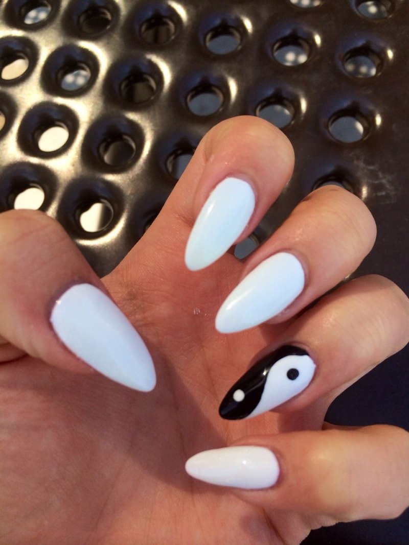 Матовый маникюр Инь Янь